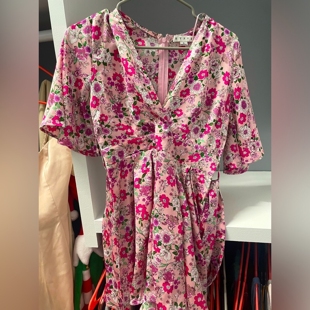Floral print romper. Satin fabric. Never worn 💕